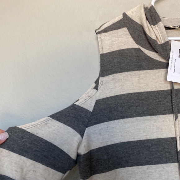 **BRAND NEW** Long Sleeve No Shoulder hoodie - Picture 3 of 4